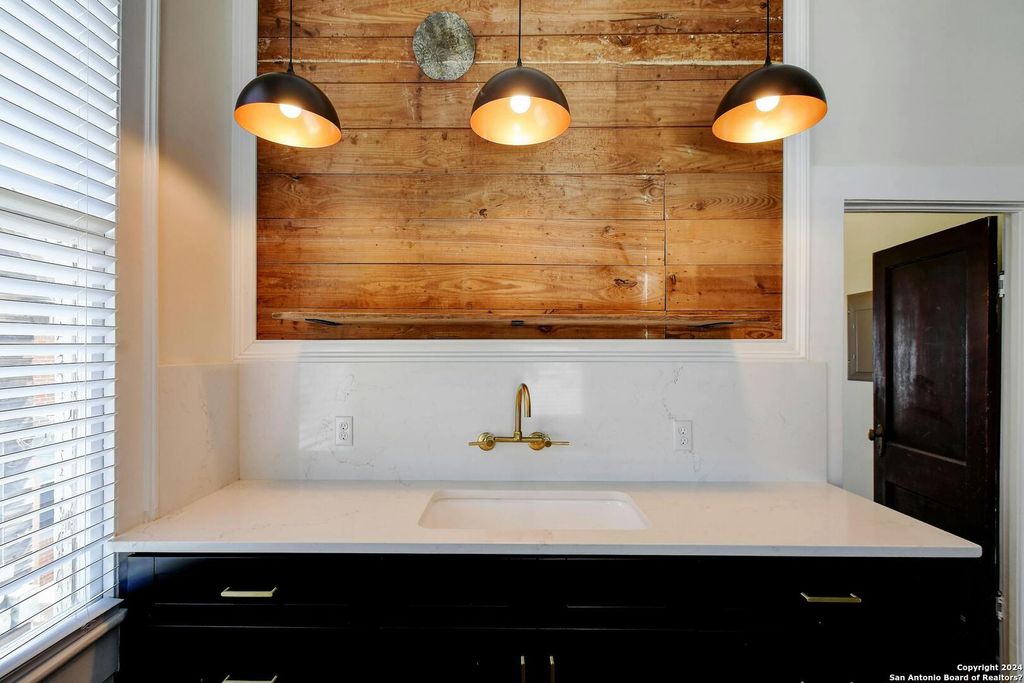 Photo of 423 W Woodlawn Ave 2 #2, San Antonio, TX 78212 (MLS # 1939763)