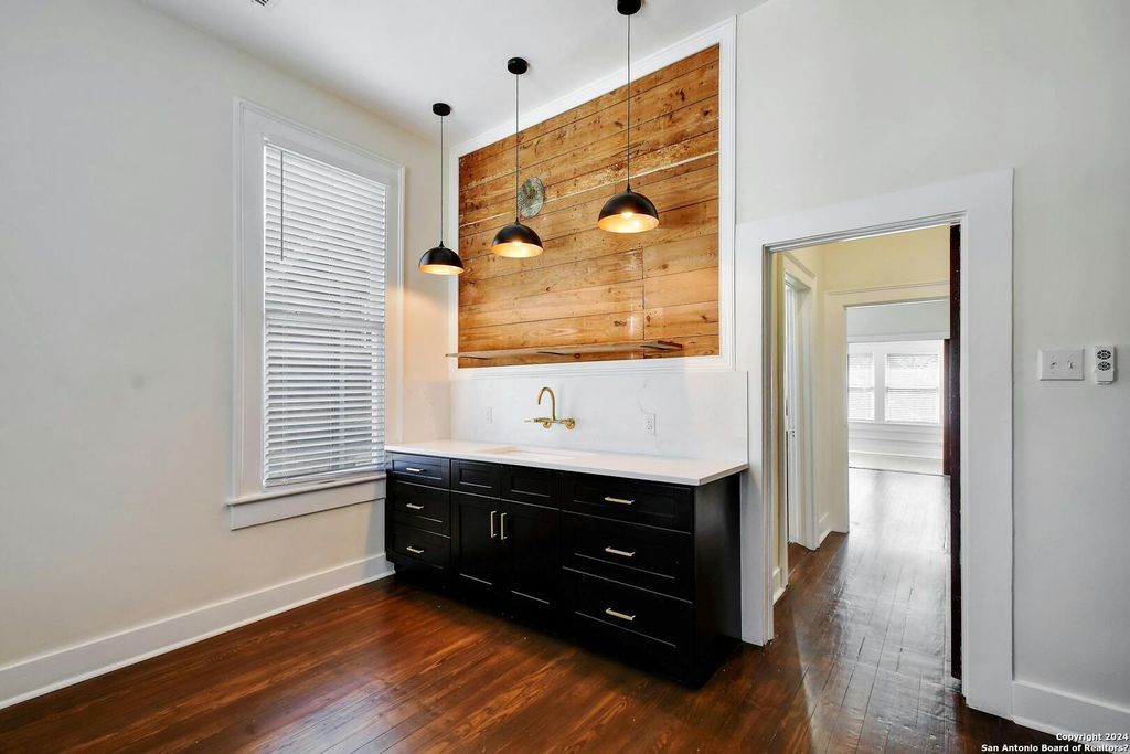 Photo of 423 W Woodlawn Ave 2 #2, San Antonio, TX 78212 (MLS # 1939763)