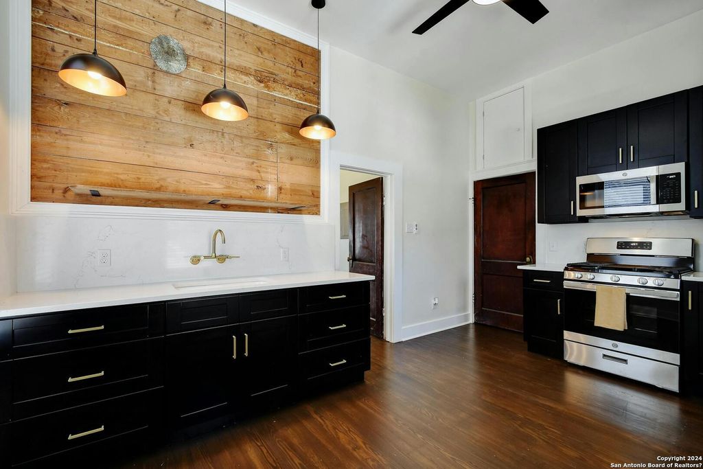 Photo of 423 W Woodlawn Ave 2 #2, San Antonio, TX 78212 (MLS # 1939763)