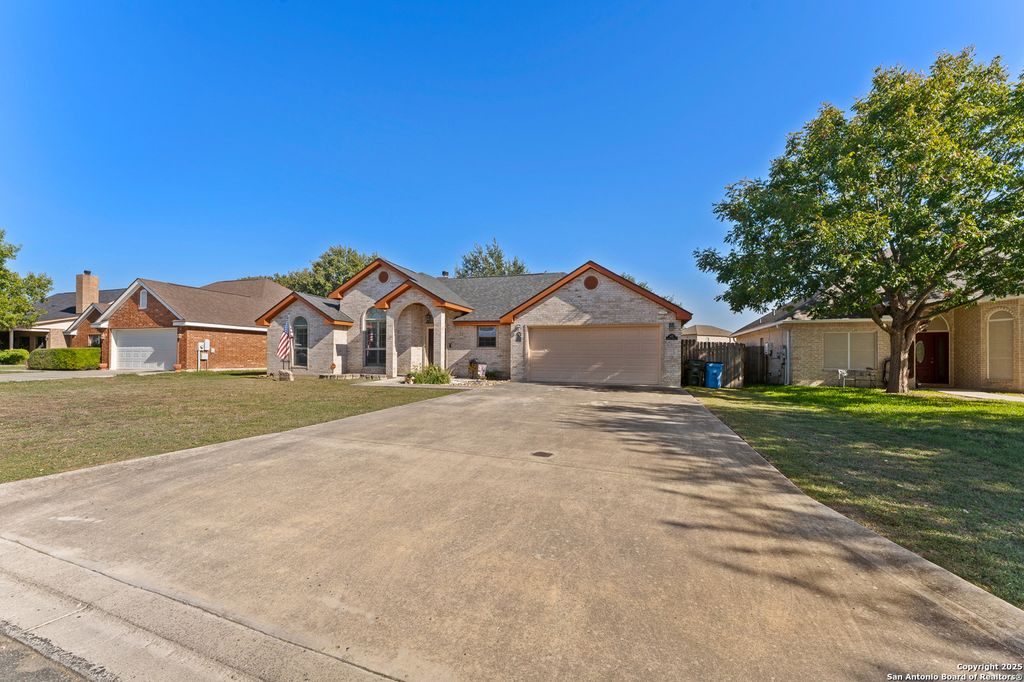 Photo of 637 Garnet, Seguin, TX 78155 (MLS # 1922755)