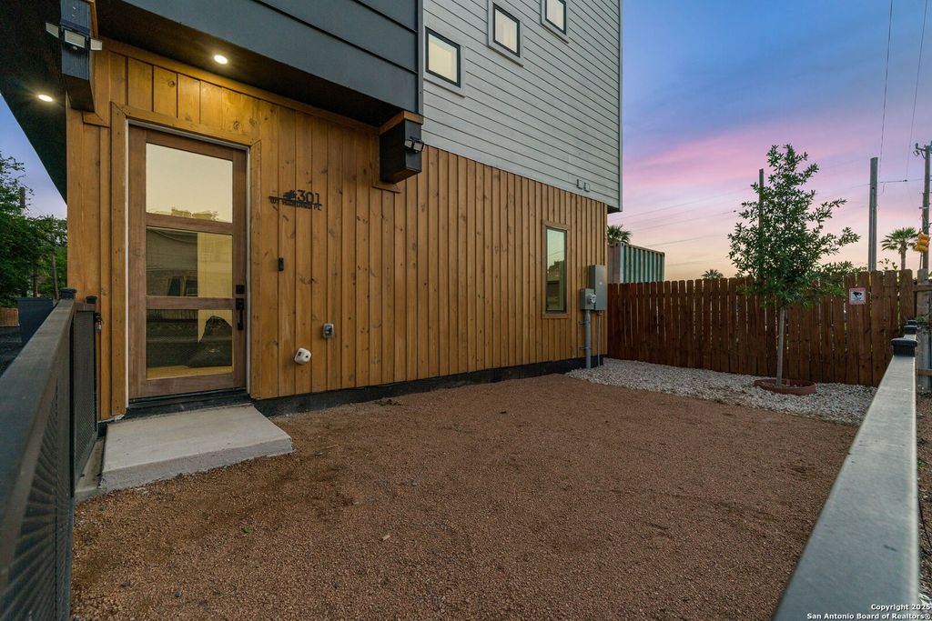 Photo of 107 Harding Place #301, San Antonio, TX 78203 (MLS # 1928905)