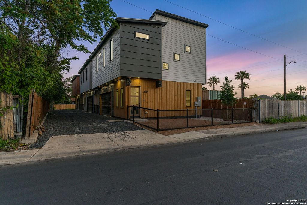 Photo of 107 Harding Place #301, San Antonio, TX 78203 (MLS # 1928905)