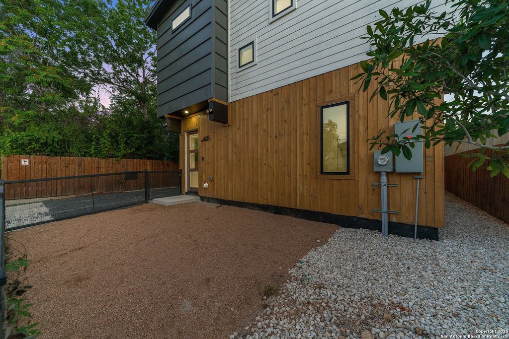 Photo of 107 Harding Place #301, San Antonio, TX 78203 (MLS # 1928905)