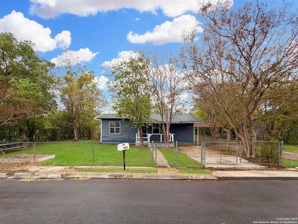 Photo of 1024 Juarez St, Seguin, TX 78155 (MLS # 1926114)
