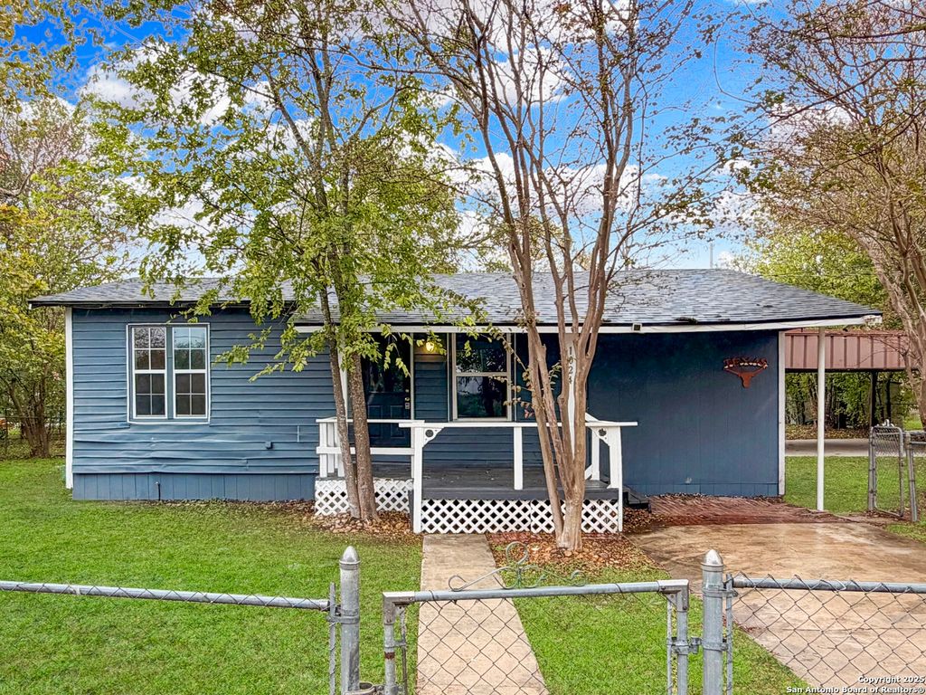 Photo of 1024 Juarez St, Seguin, TX 78155 (MLS # 1926114)