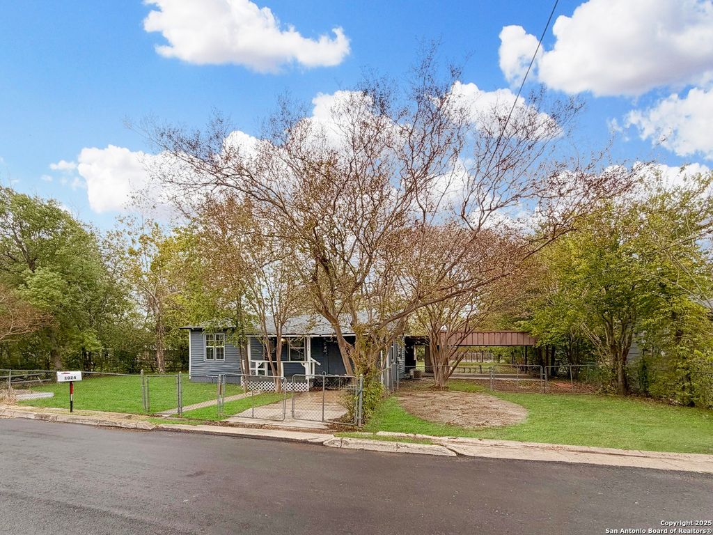 Photo of 1024 Juarez St, Seguin, TX 78155 (MLS # 1926114)