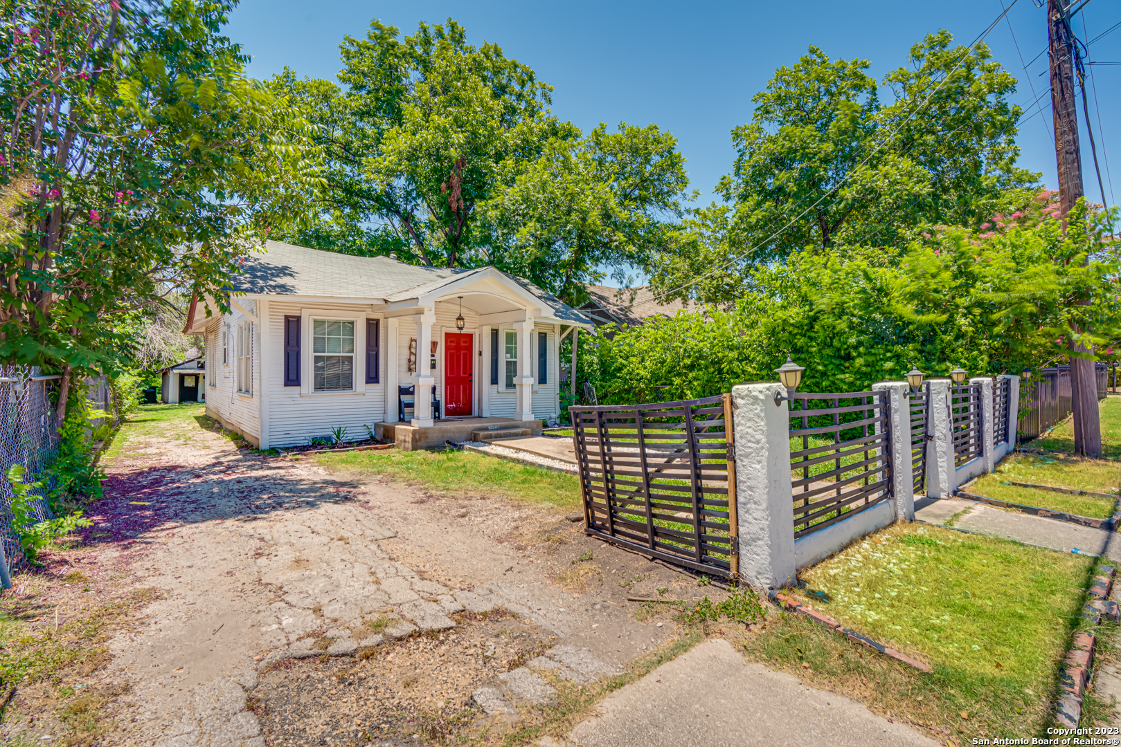 1822 W Woodlawn