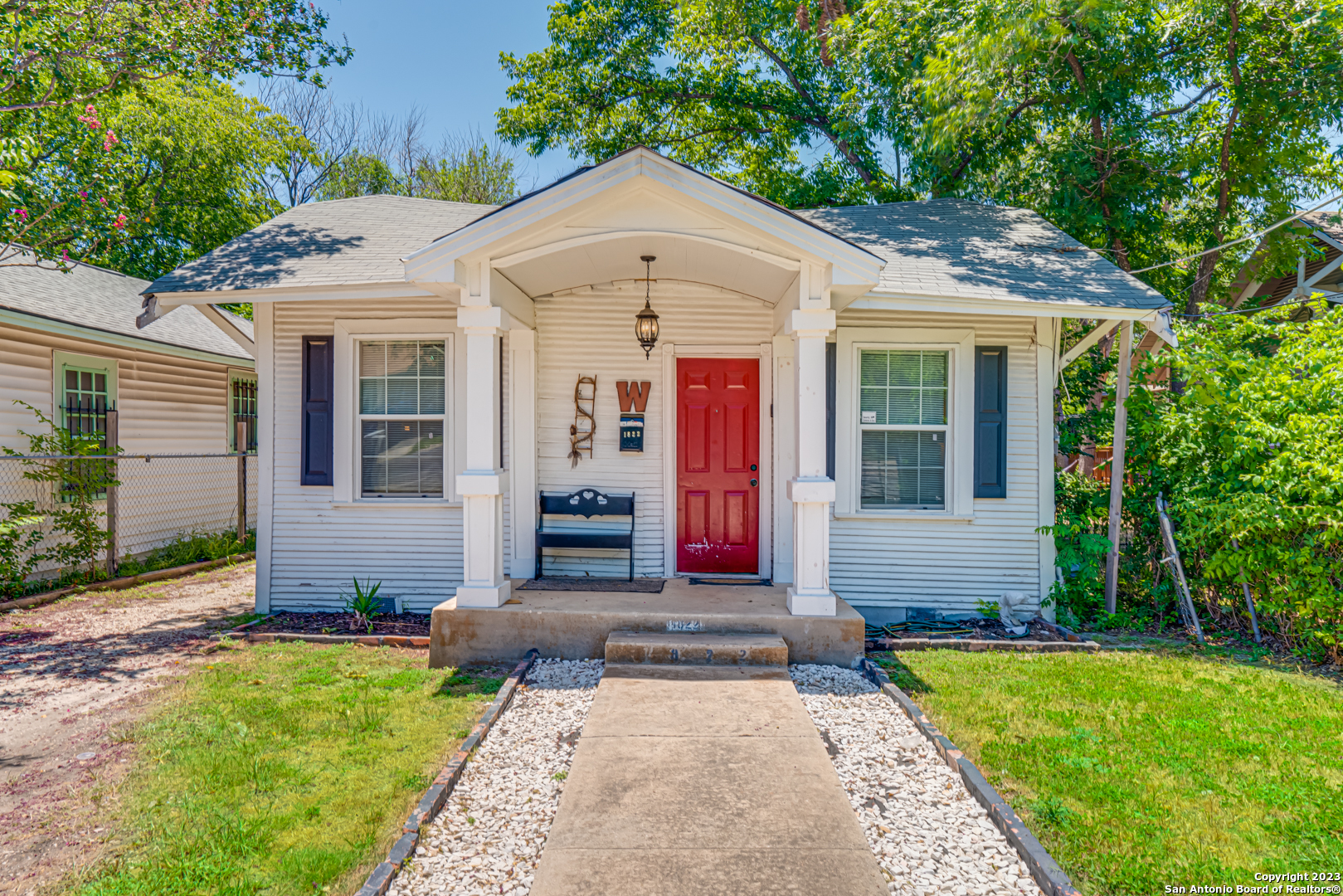 1822 W Woodlawn