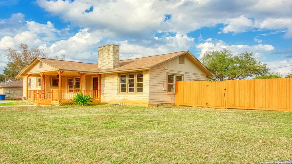 Photo of 912 4th St, Floresville, TX 78114 (MLS # 1925070)
