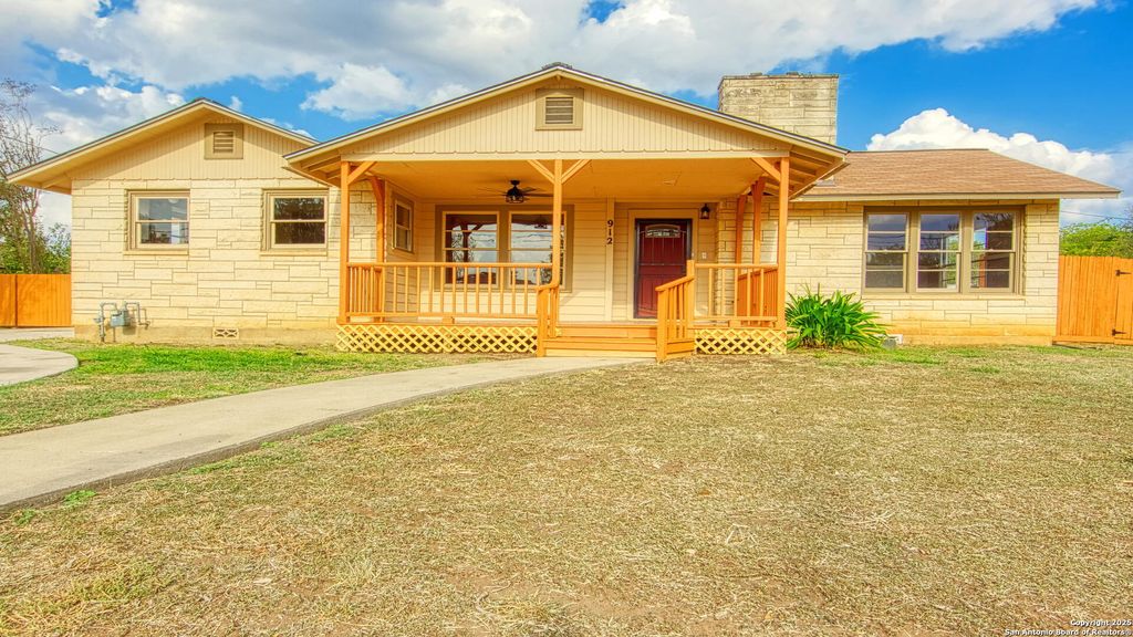 Photo of 912 4th St, Floresville, TX 78114 (MLS # 1925070)