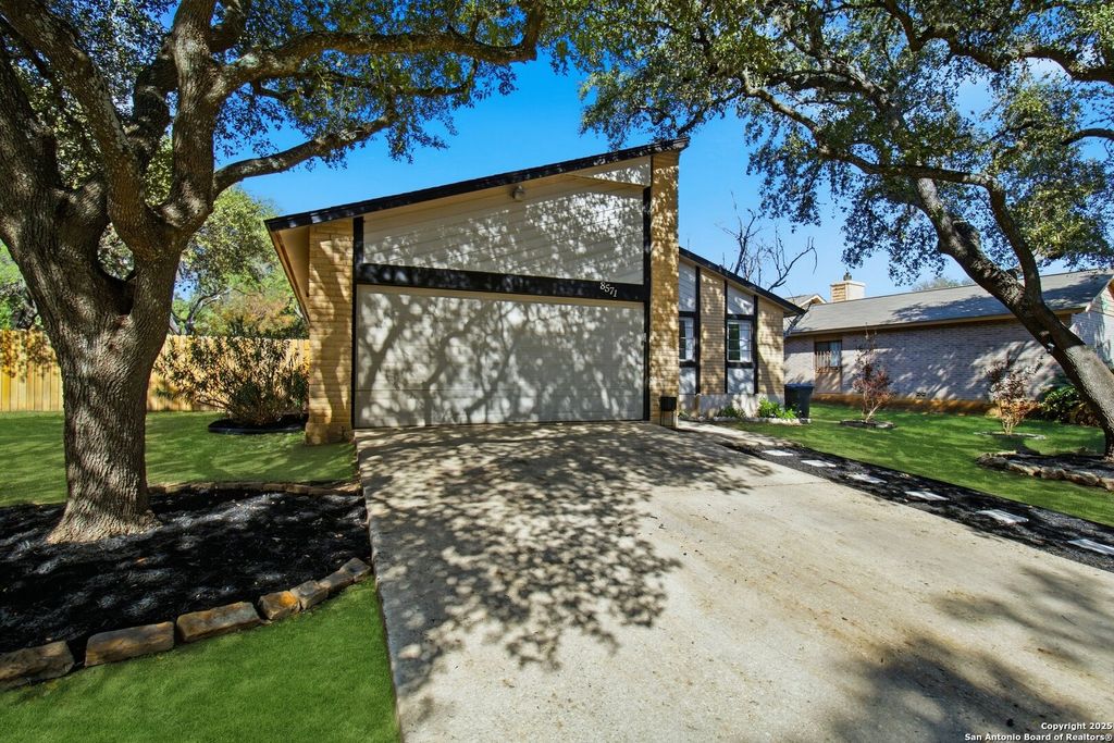 Photo of 8571 Timber Briar St, San Antonio, TX 78250 (MLS # 1926668)