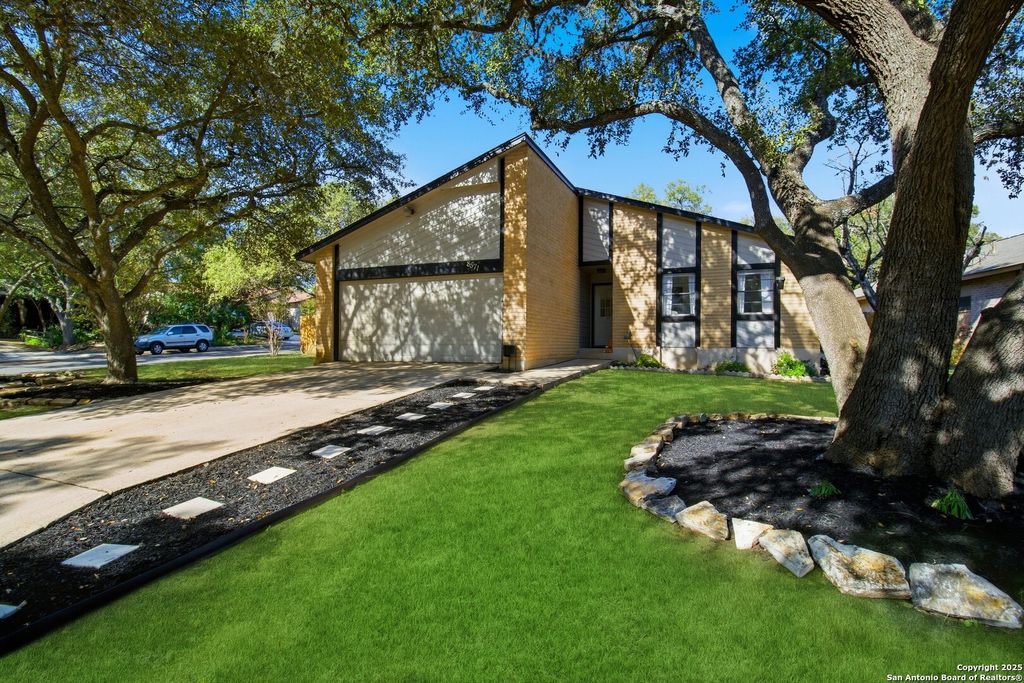 Photo of 8571 Timber Briar St, San Antonio, TX 78250 (MLS # 1926668)