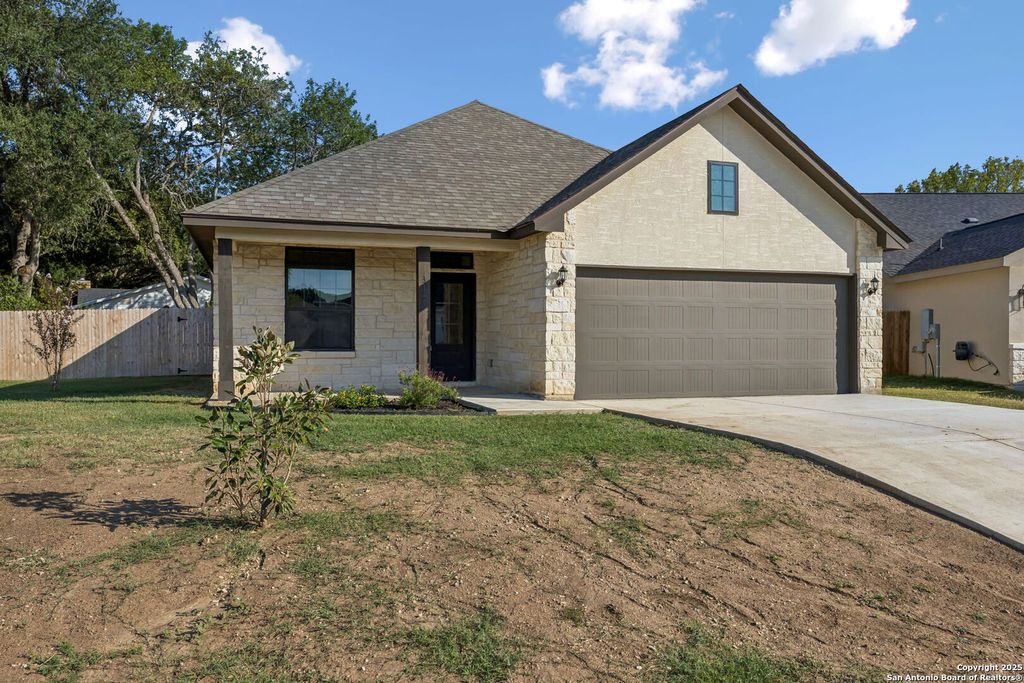 Photo of 319 Club View E, Seguin, TX 78155 (MLS # 1913711)