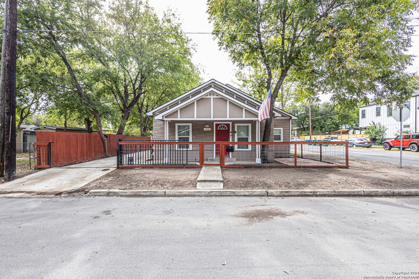 1202 N CENTER