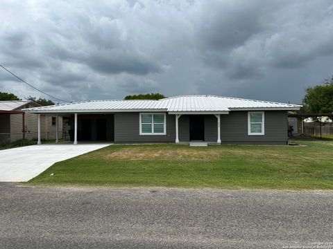 A home in Karnes City