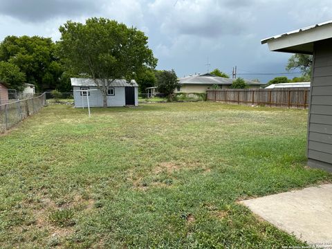 A home in Karnes City