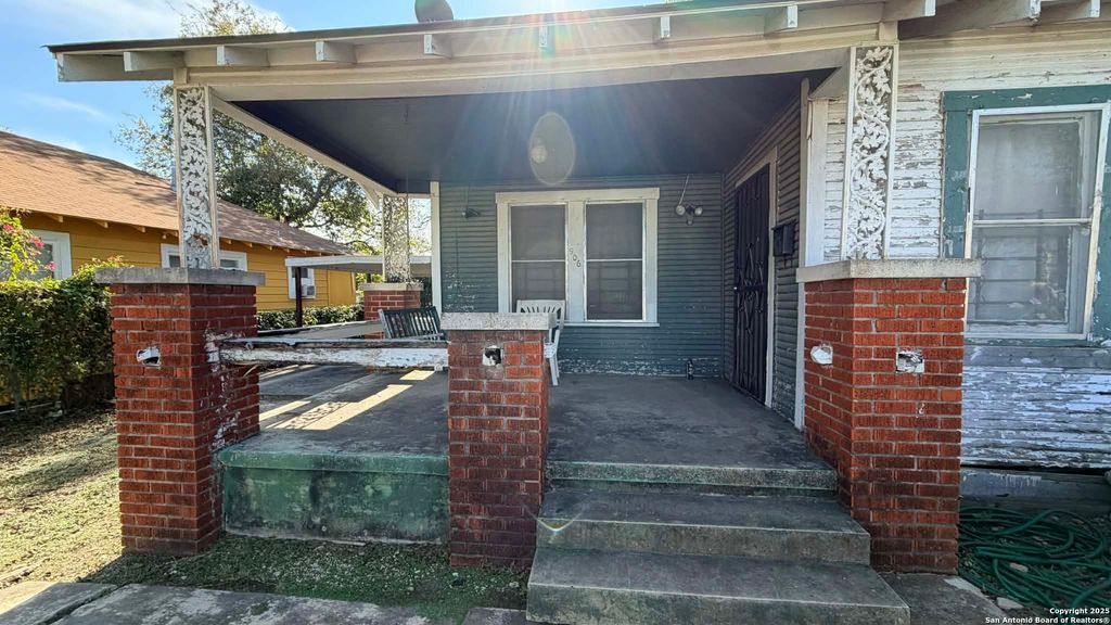 Photo of 906 Canton, San Antonio, TX 78202 (MLS # 1926141)