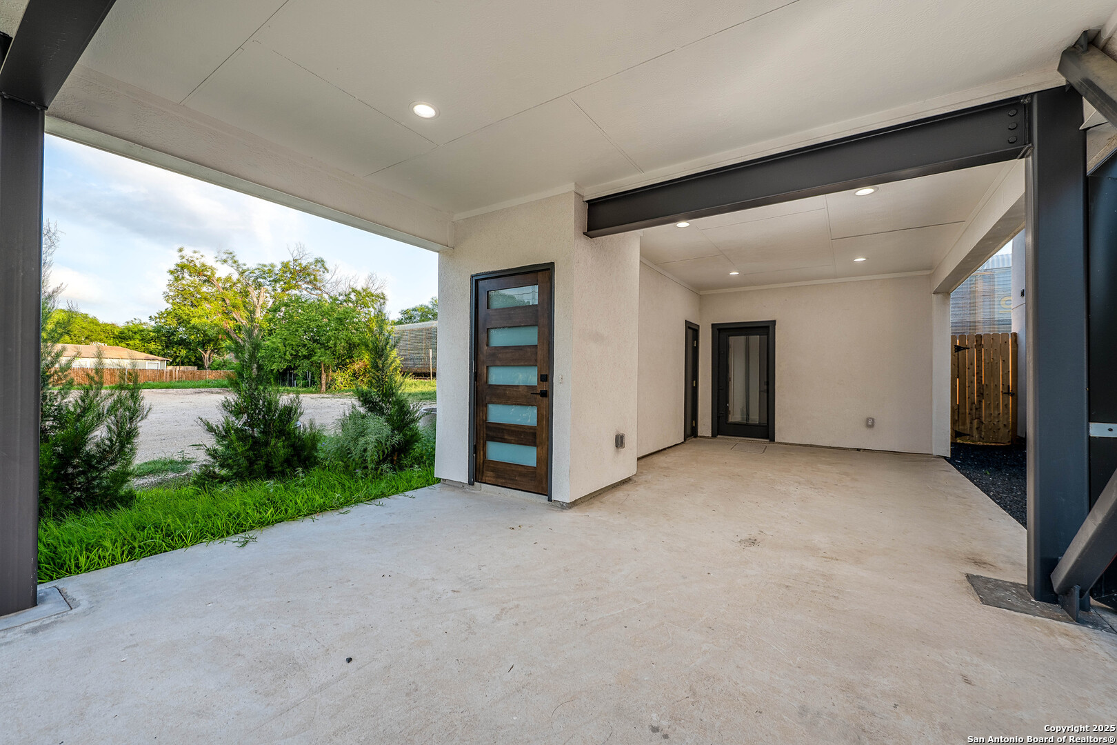142 E Lachapelle