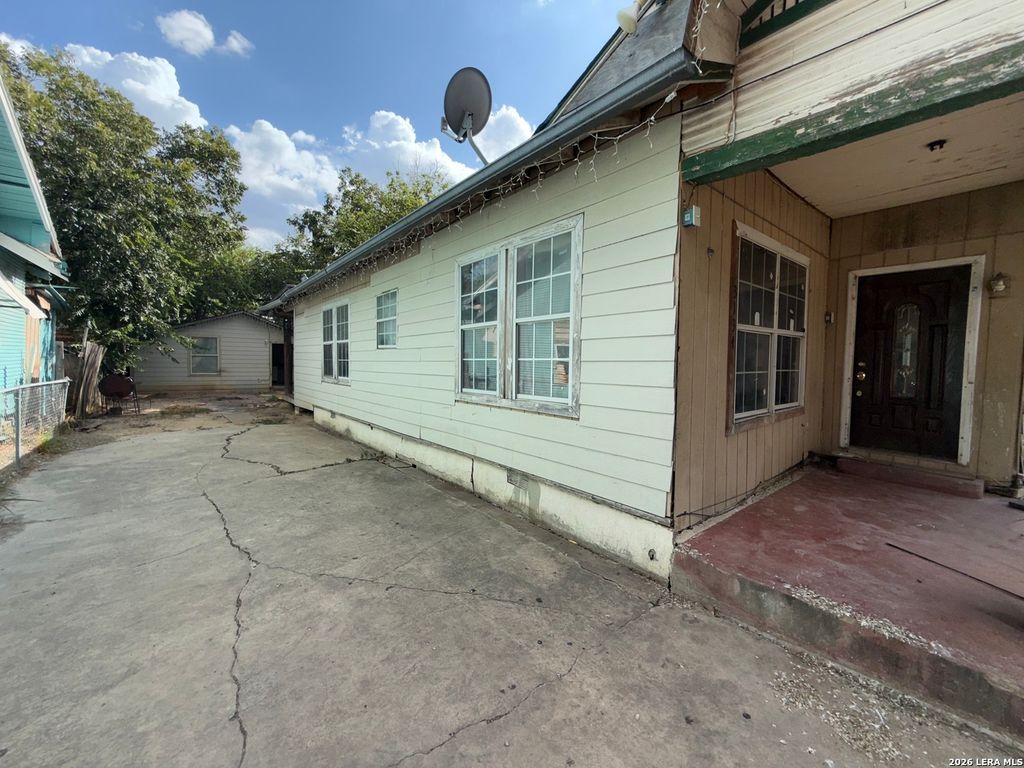 Photo of 3134 W TRAVIS ST, San Antonio, TX 78207 (MLS # 1961678)