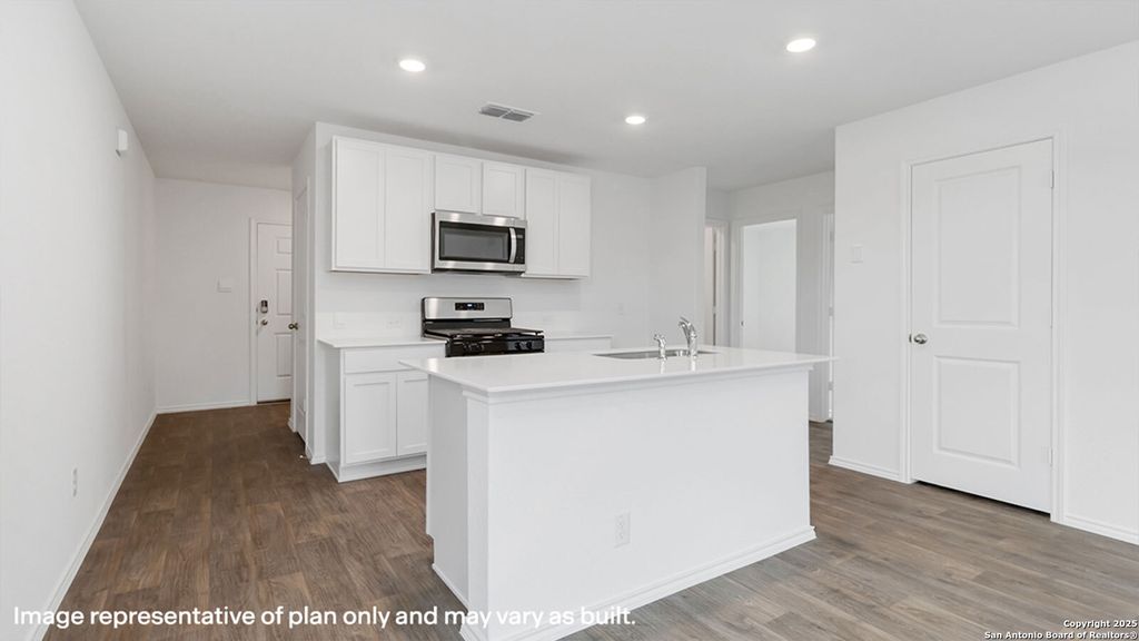 Photo of 915 PRINCE ALBERT, Seguin, TX 78155 (MLS # 1876933)