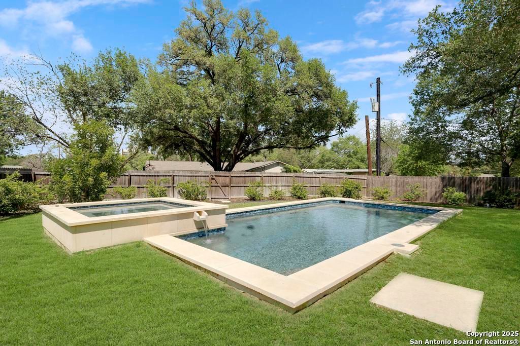 Photo of 1815 Edgehill Dr, San Antonio, TX 78209 (MLS # 1897481)