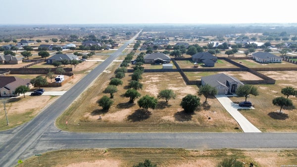165 E MEDIUM MEADOW DR, LYTLE, TX 78052 - Image 9a6744df6ff32b5014c4ad1de5fd3352/1969604794