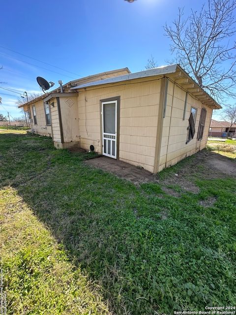 A home in Floresville