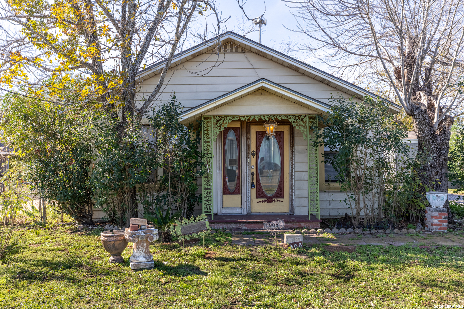 Photo 1 of 28 — 905 4th, Floresville, TX 78114