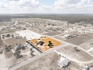 700 Lake Valley Dr La Vernia TX 78121