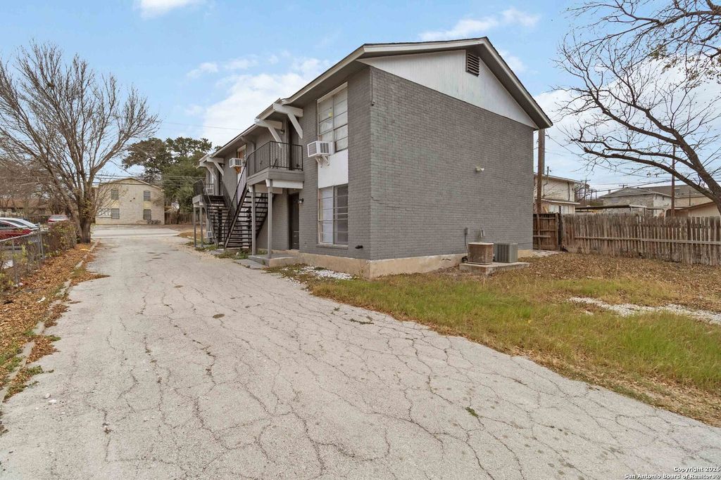 Photo of 2014 ANCHOR DR, San Antonio, TX 78213 (MLS # 1933668)