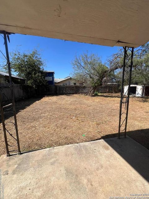 A home in Carrizo Springs