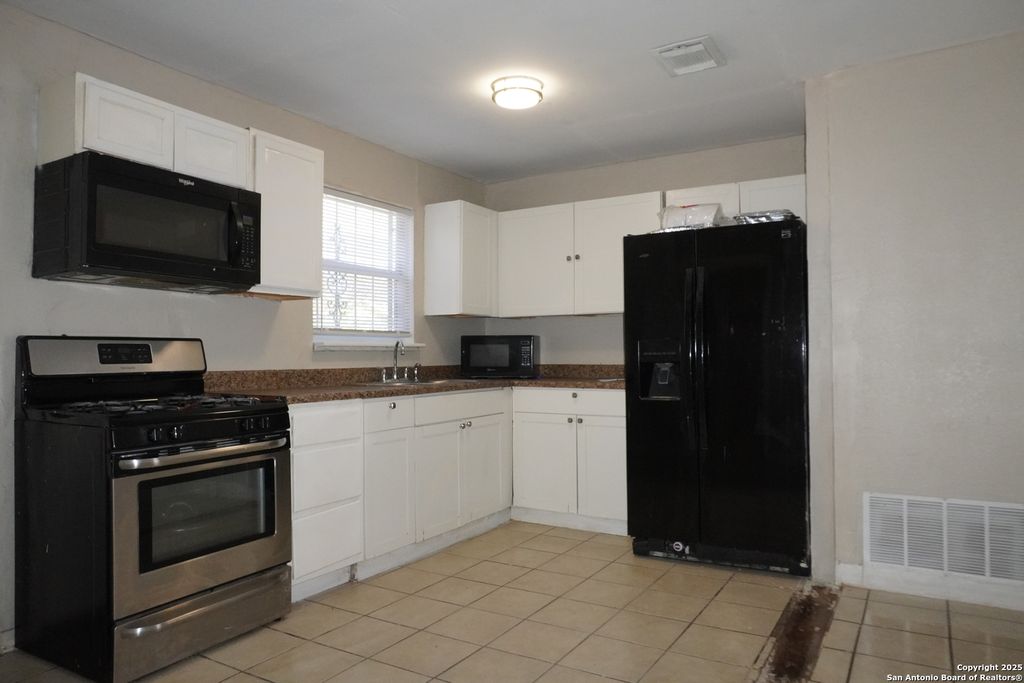 Photo of 257 Longview Dr, San Antonio, TX 78220 (MLS # 1929990)