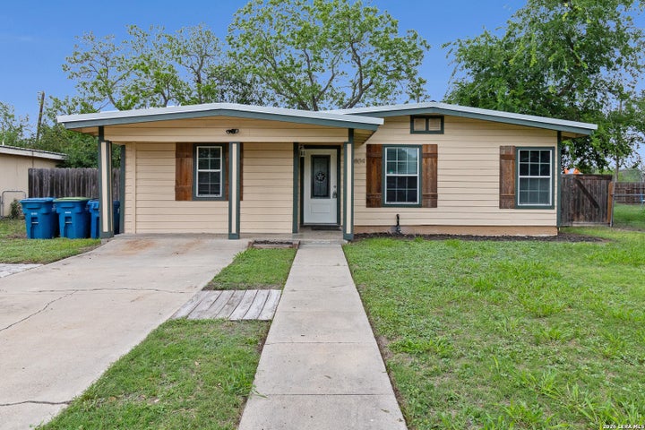 Photo 1 of 28 — 1804 N McKinley, Beeville, TX 78102