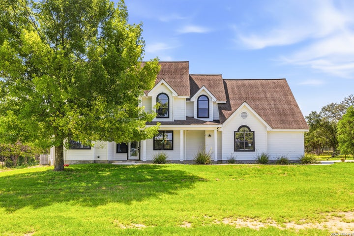 Photo 1 of 33 — 616 GREEN OAK DR, Pipe Creek, TX 78063
