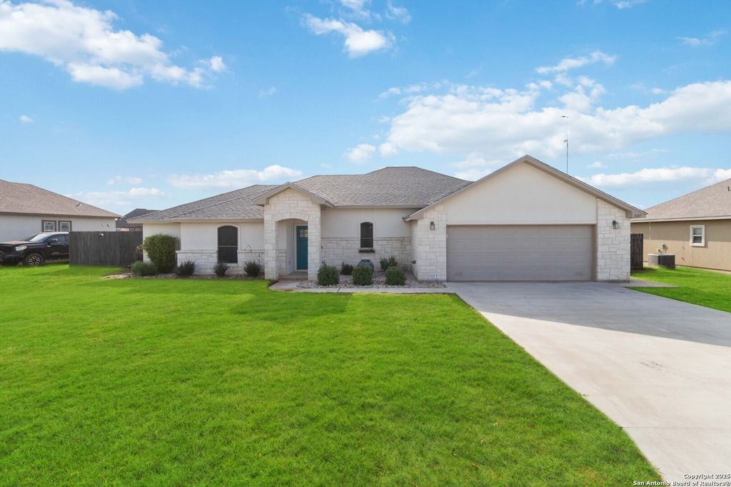 Photo of 527 Monte Vista, Pleasanton, TX 78064 (MLS # 1885233)