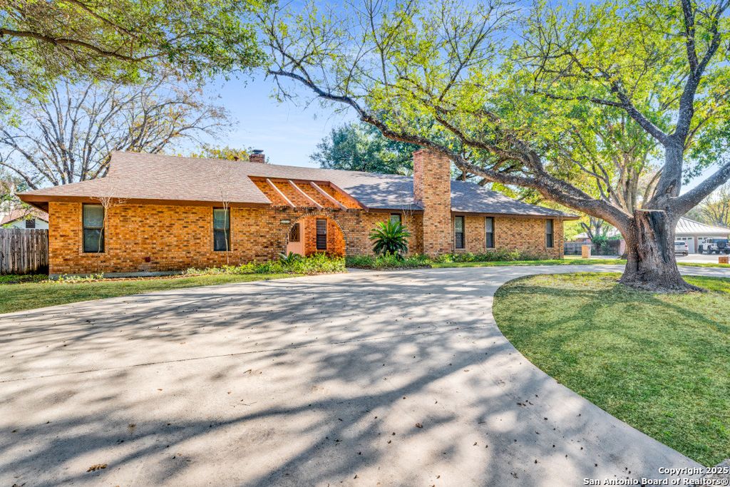 Photo of 111 Oldtowne, Seguin, TX 78155 (MLS # 1928138)