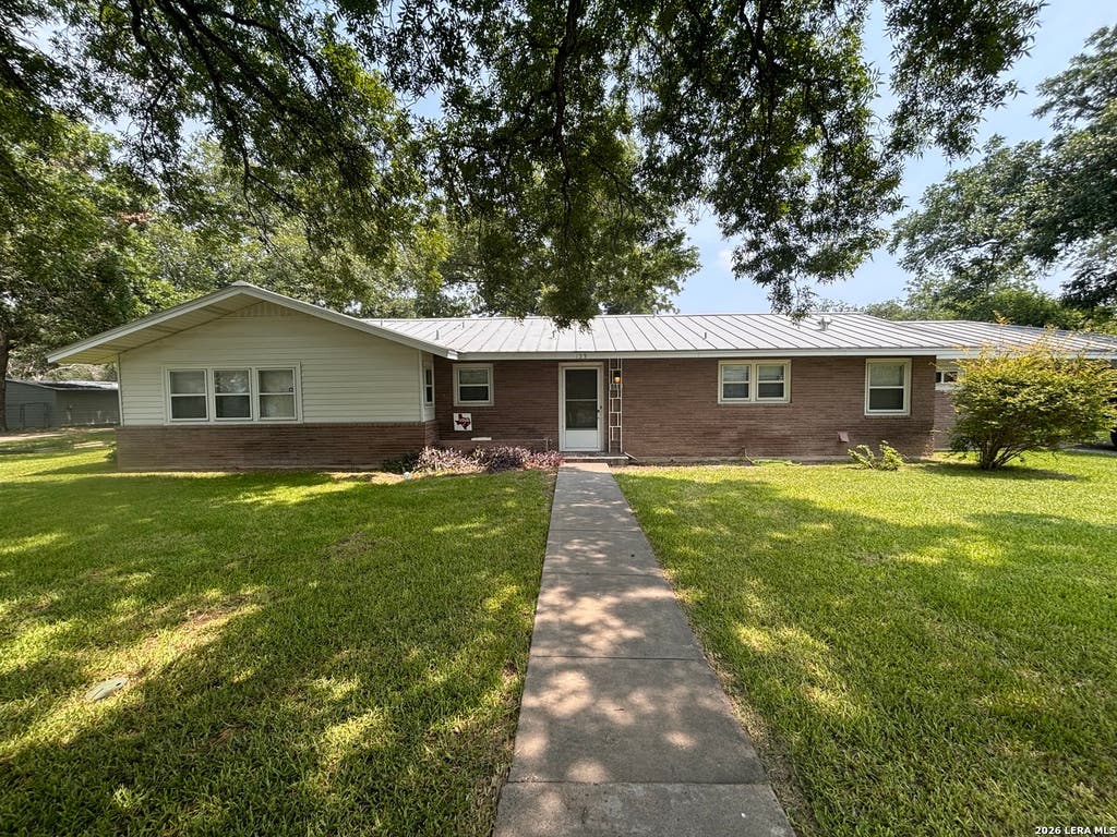 Photo of 123 W Anglin, Uvalde, TX 78801 (MLS # 1968231)