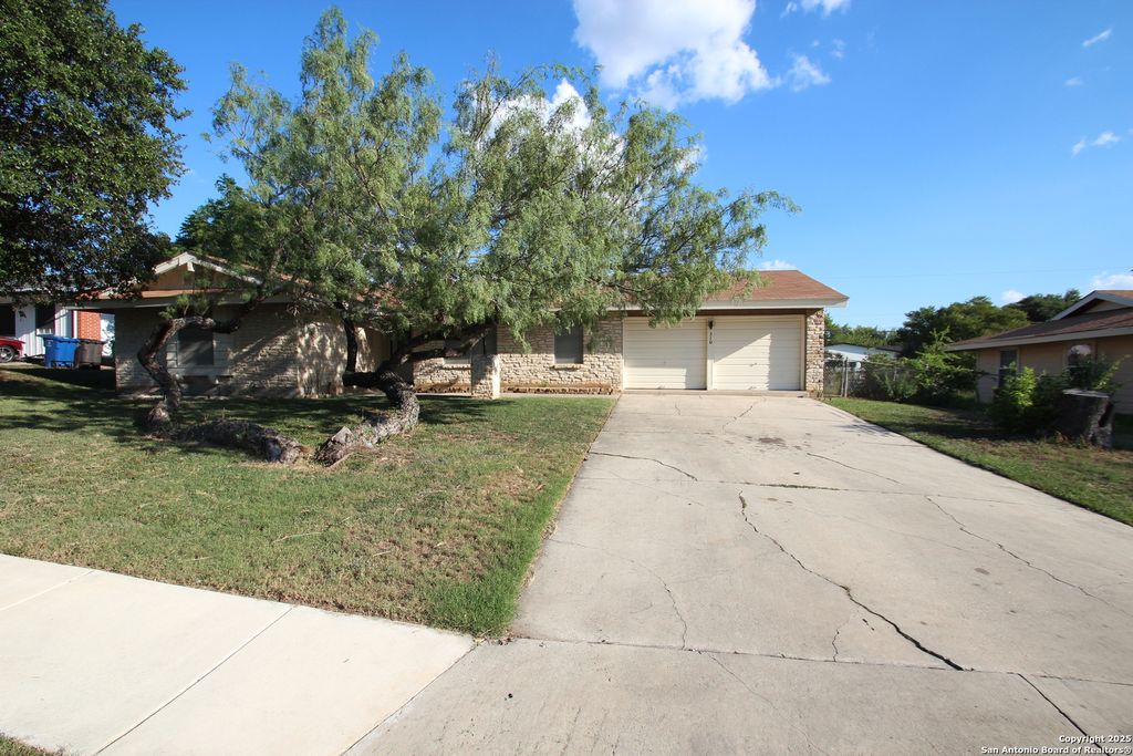 Photo of 310 THREADNEEDLE LN, San Antonio, TX 78227 (MLS # 1968591)