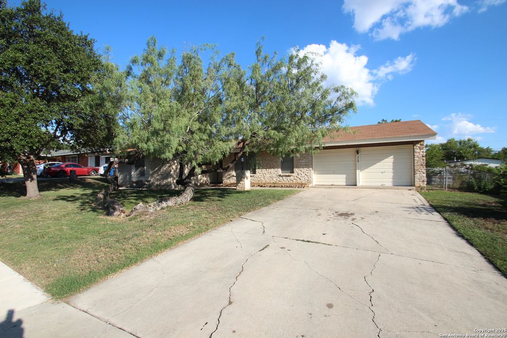 Photo of 310 THREADNEEDLE LN, San Antonio, TX 78227 (MLS # 1968591)