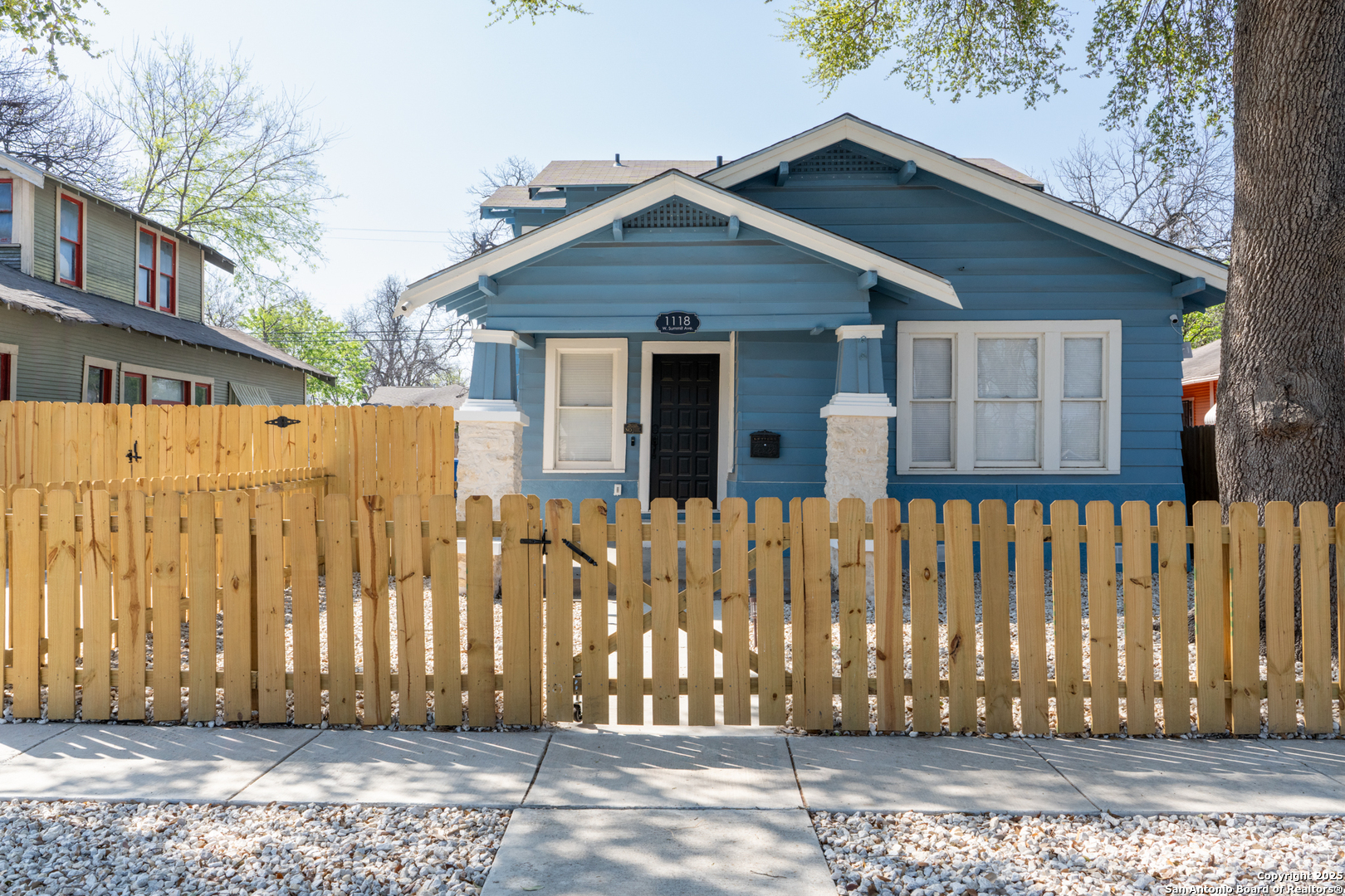 1118 W Summit Ave