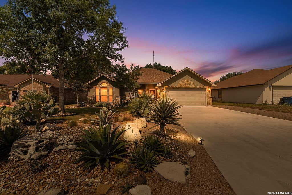 Photo of 317 Yorktown, Pleasanton, TX 78064 (MLS # 1965645)