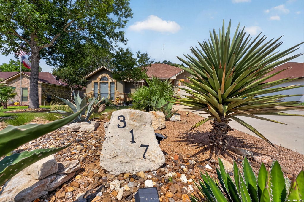 Photo of 317 Yorktown, Pleasanton, TX 78064 (MLS # 1965645)