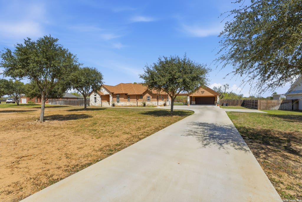 Photo of 149 W Short Meadow Dr, Lytle, TX 78052 (MLS # 1950531)