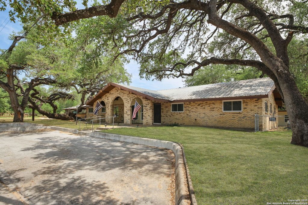 Photo of 102 Southgate, Pleasanton, TX 78064 (MLS # 1919614)