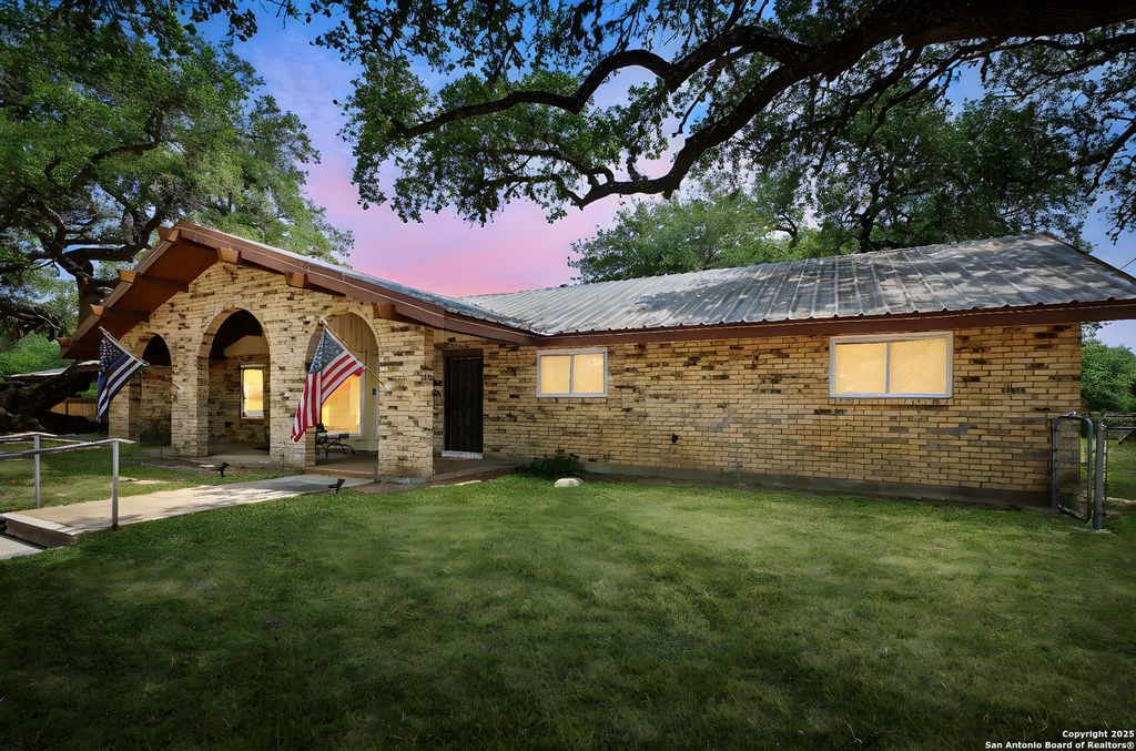 Photo of 102 Southgate, Pleasanton, TX 78064 (MLS # 1919614)