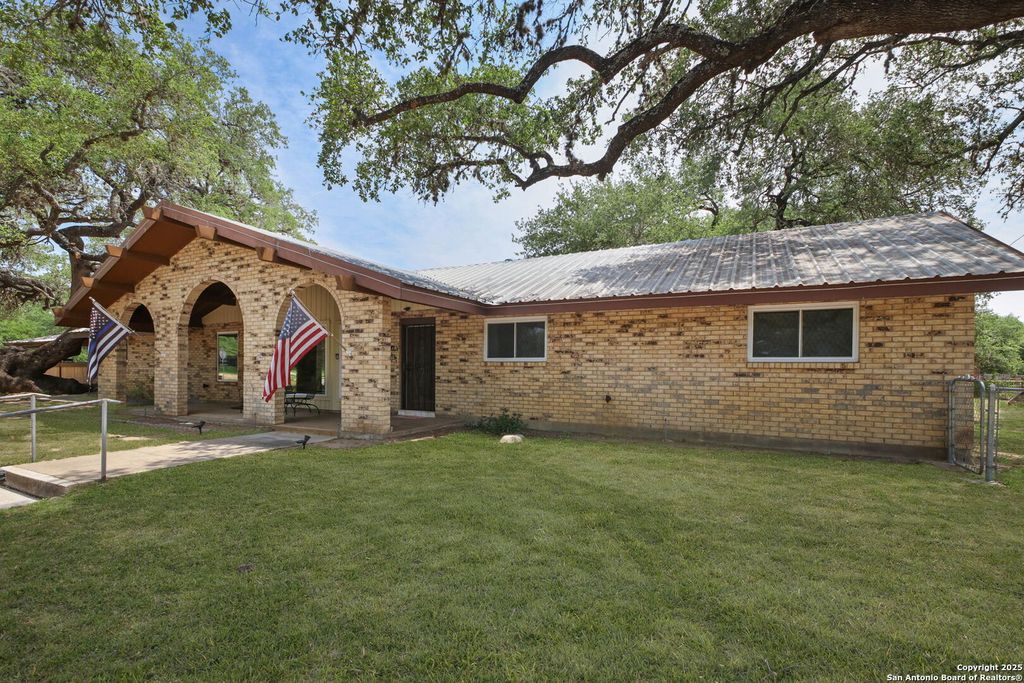 Photo of 102 Southgate, Pleasanton, TX 78064 (MLS # 1919614)