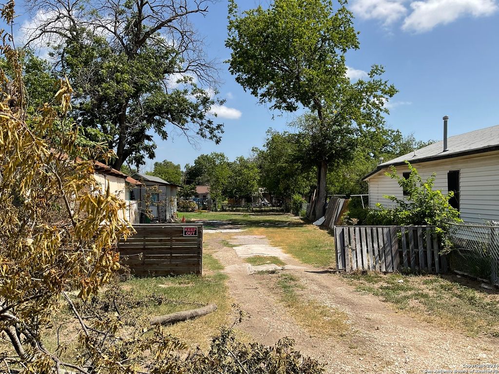 Photo of 3023 CHIHUAHUA ST, San Antonio, TX 78207 (MLS # 1792955)