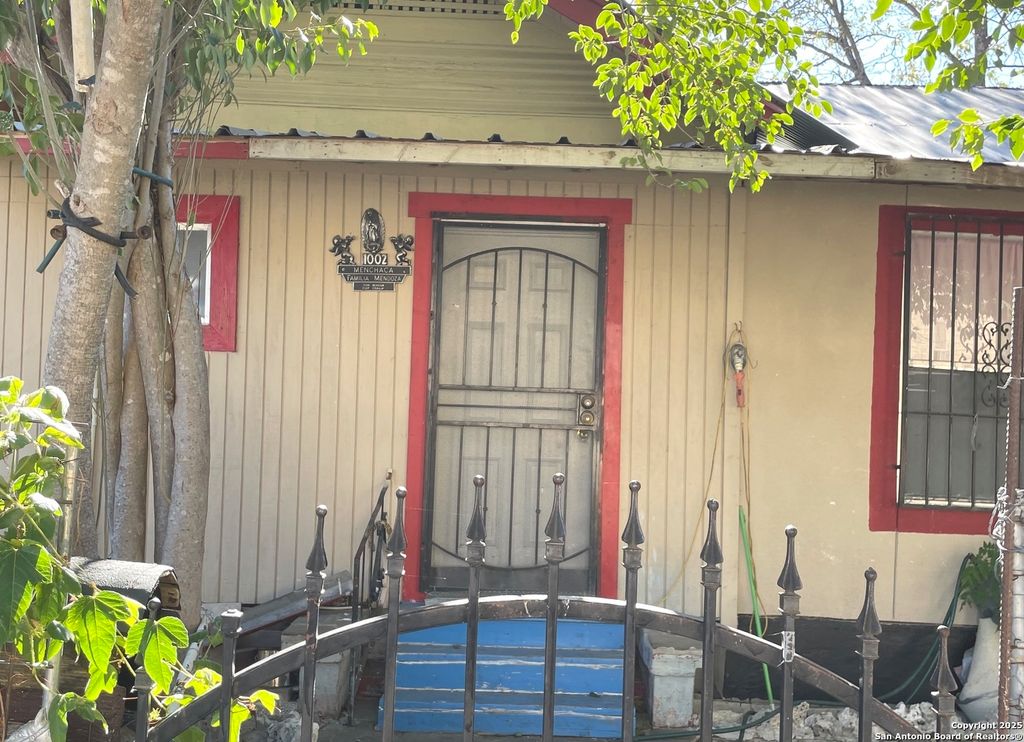 Photo of 1002 Menchaca, San Antonio, TX 78207 (MLS # 1929111)