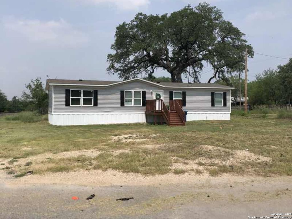 Photo of 730 Park St, Pleasanton, TX 78064 (MLS # 1833612)