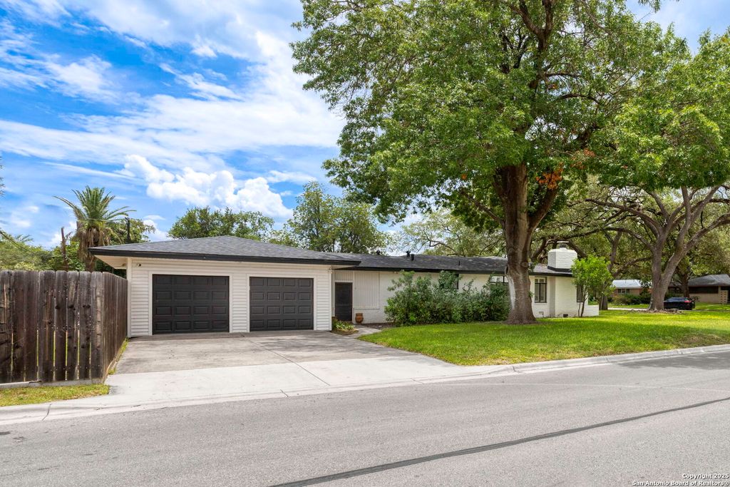 Photo of 906 E CEDAR ST, Seguin, TX 78155 (MLS # 1881394)